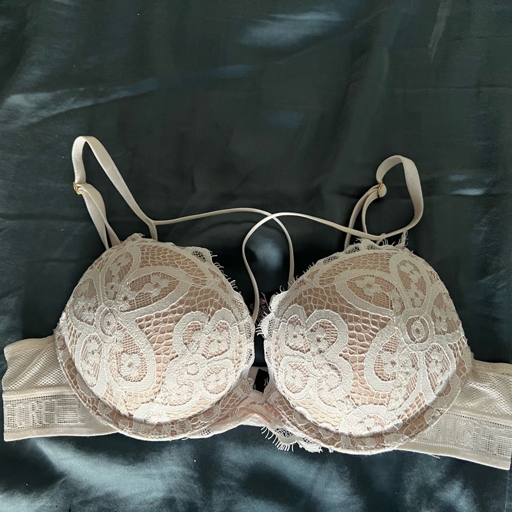 Vintage 32AA Victoria Secret Push Up Bra : Elegant Lace Bra in Cream